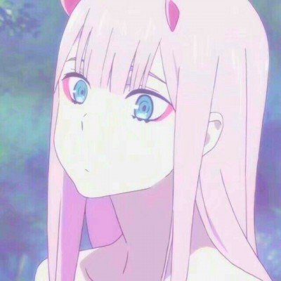老人故意往幼儿园跑道扔玻璃碴